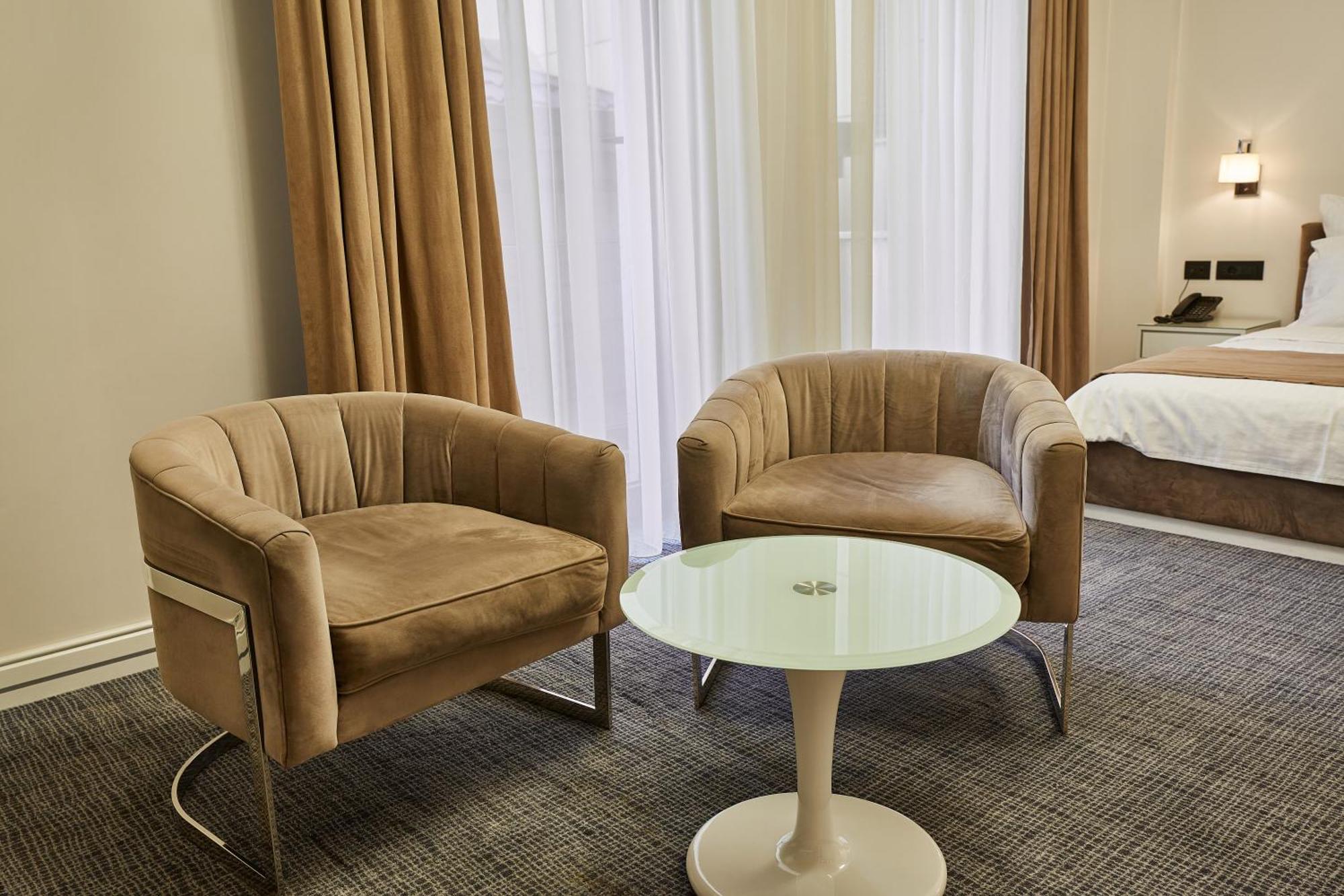 Aghababyan'S Hotel Jerevan Værelse billede A pair of club chairs