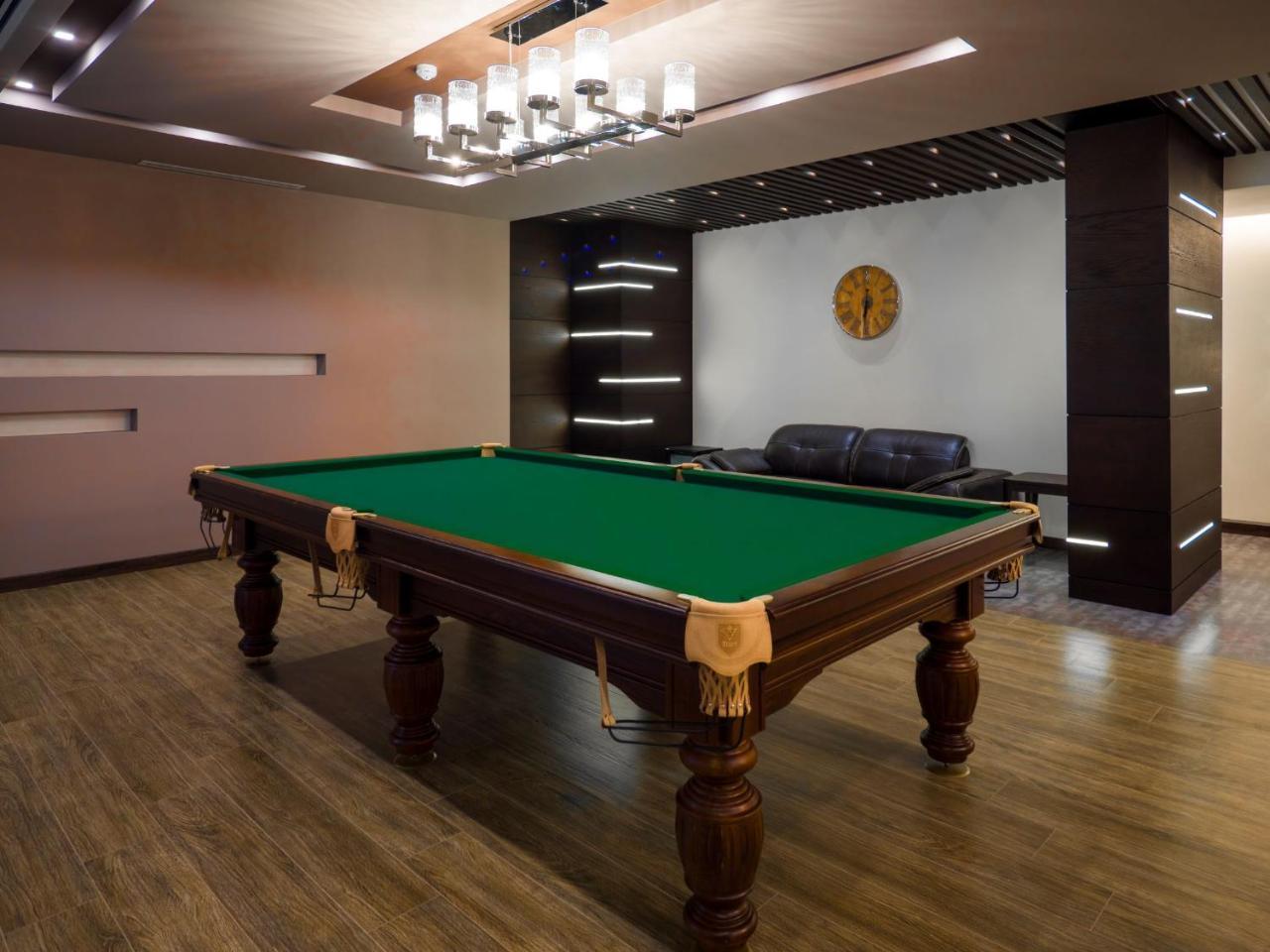 Aghababyan'S Hotel Jerevan Eksteriør billede A pool table