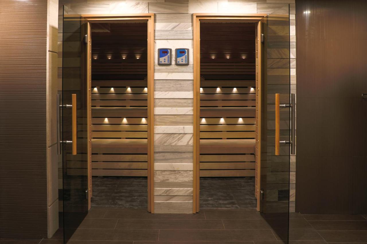 Aghababyan'S Hotel Jerevan Eksteriør billede A modern door
