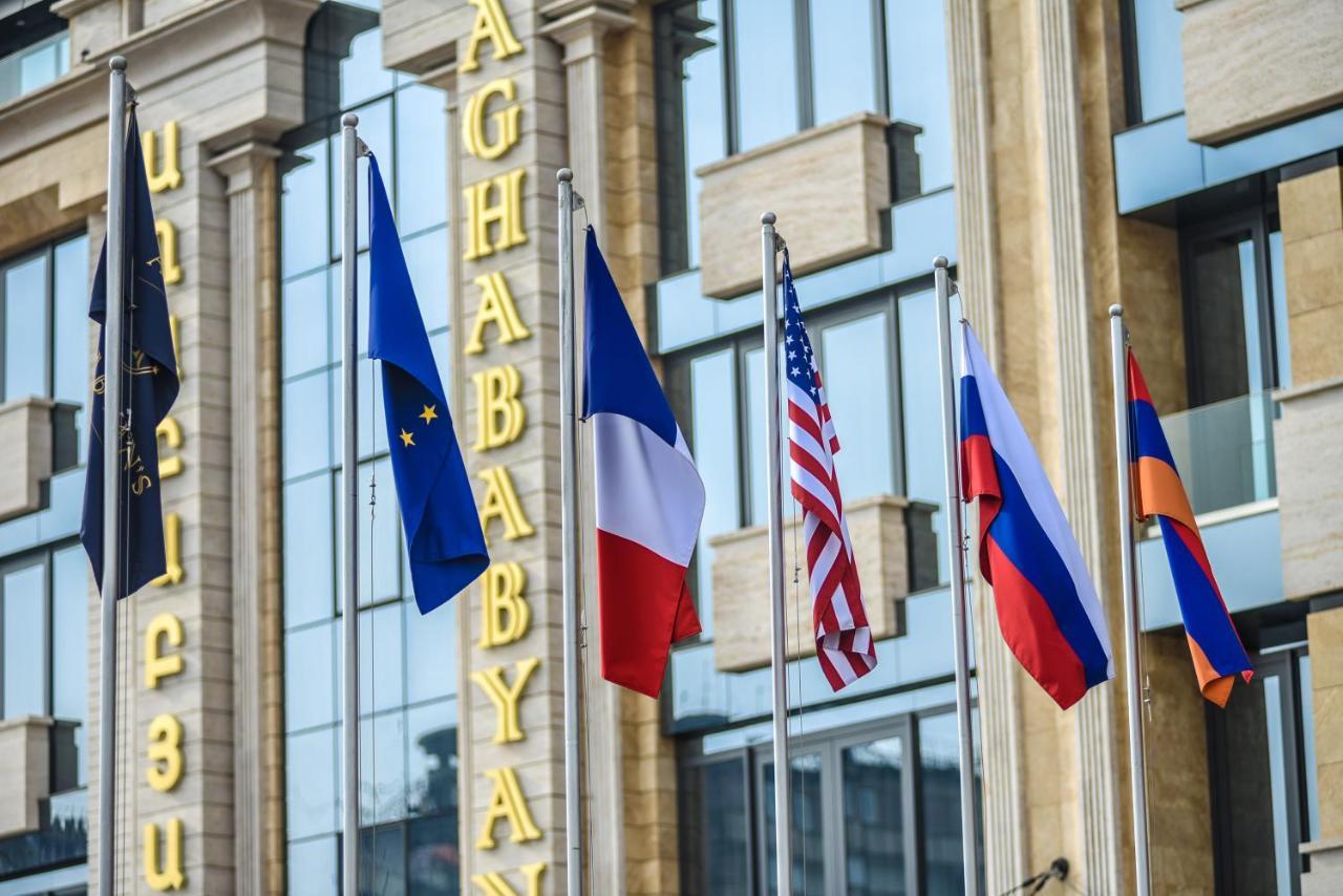 Aghababyan'S Hotel Jerevan Eksteriør billede Flags of the European Union, France, the United States, Russia and Armenia in front of the headquarters of the Eurasian Economic Union in Minsk